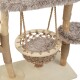 Arbre à chat en bois avec une balançoire en peluche beige et des poteaux à griffer enveloppés de sisal sur une base en bois clair.