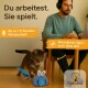 Eine verspielte Katze interagiert mit einem blau-weißen Spielzeug, während eine Person an einem Schreibtisch arbeitet. Der Text hebt die Batterielebensdauer von 1,5 Stunden und interaktives Spielen hervor.