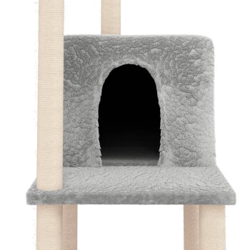 Grauer Katzenbaum mit einem gemütlichen Höhleneingang, mit plüschigem Stoff und mit Sisal umwickelten Kratzpfosten.