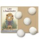 Eine Pappverpackung mit einem Cartoon-Löwencharakter namens Leo Löwenkatz, mit fünf weißen Filzkugeln, die vorne angezeigt werden.