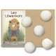 Eine Pappverpackung mit einem Cartoon-Löwencharakter namens Leo Löwenkatz, mit fünf weißen Filzkugeln, die vorne angezeigt werden.