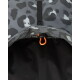 Nahaufnahme einer grauen leopardgemusterten Haustierjacke mit schwarzem Reißverschluss und orangefarbener Kordelschlaufe, schwarzer Innenfütterung