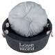 Ronde huisdierenbed met een zachte grijze kussen, donkergrijze vilt buitenkant, touwhandvatten, en 'Love is a four legged Word' gedrukt aan de zijkant.