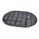 Ein rundes, gepolstertes Haustierbett in dunkelgrau mit einem gesteppten Design und einem schwarzen Riemen zur Sicherung, mit einem Etikett mit Produktdetails.