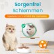 Zwei Katzen neben einer weißen Futterschale; Text: 'Carefree feasting', 'Special shape protects whiskers', 'Free of plastic & softeners'.