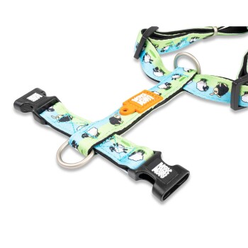 Blau-grünes Hundegeschirr mit Schafmuster und schwarzen Schnallen mit der Aufschrift "WAG WAG" auf weißem Hintergrund.