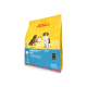 Eine 900g Tüte JOSI DOG Master Mix Hundefutter mit gelbem und blauem Design und Bildern von drei Hunden, beschriftet mit "DEUTSCHE QUALITÄT" und "LIFE PROTECT."