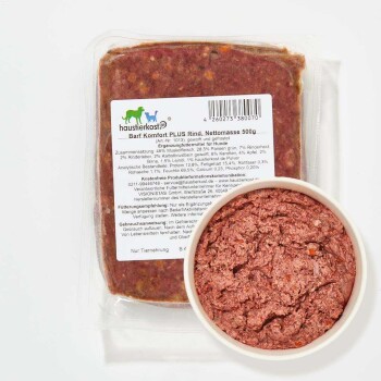 Haustierkost BARF Komfort PLUS Rind 500 g Vakuumverpackung mit rohem Hundefutter und einer runden weißen Schale mit Hackfleisch.