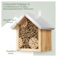 Insektenhotel aus Holz mit Bambus- und Baumrindenrohren, beschriftet mit 'Rundhölzer' und 'Bambus', das artgerechte Lebensräume fördert.