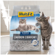 Grau getigerte Katze schnüffelt an einer MultiFit Carbon Comfort Klumpstreu-Tüte mit der Aufschrift KLUMPEND 12 l.