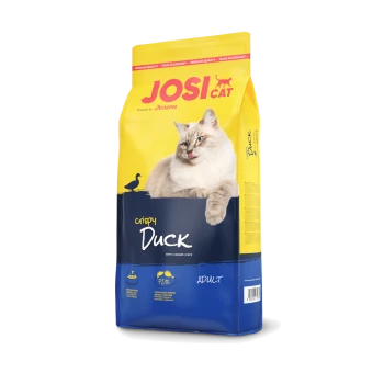 Eine Tüte JOSI CAT knuspriges Entenfutter für Katzen mit einer flauschigen Katze auf der Vorderseite, mit dem Text, der angibt, dass es für erwachsene Katzen ist und 72% tierisches Protein enthält.