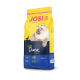 Eine Tüte JOSI CAT knuspriges Entenfutter für Katzen mit einer flauschigen Katze auf der Vorderseite, mit dem Text, der angibt, dass es für erwachsene Katzen ist und 72% tierisches Protein enthält.