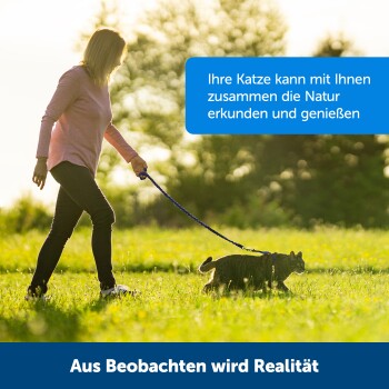 Eine Frau führt eine Katze an der Leine in einem sonnigen Feld mit dem Text: "Ihre Katze kann die Natur erkunden" und "Aus Beobachten wird Realität."