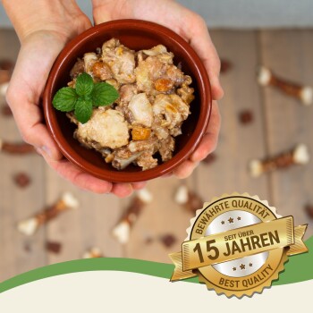 Eine Person hält eine braune Schüssel mit Tierfutter, das Fleisch, Gemüse und ein Minzblatt enthält, neben einem Abzeichen mit der Aufschrift "Beste Qualität."