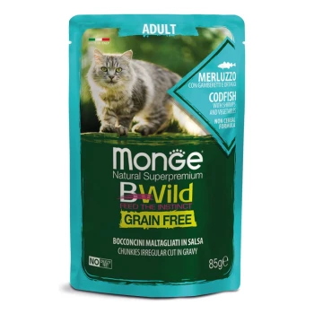 Tüte mit Monge BWild Katzenfutter, die eine graue Katze auf der Vorderseite zeigt, beschriftet mit "Erwachsene", mit "Kabeljau mit Garnelen und Gemüse" und "Getreidefrei."
