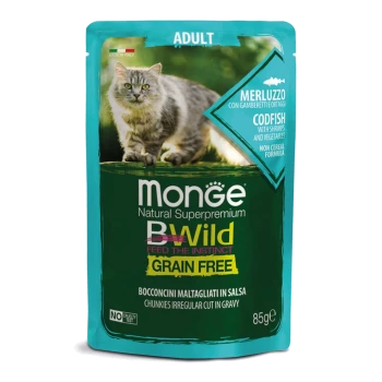 Tüte mit Monge BWild Katzenfutter, die eine graue Katze auf der Vorderseite zeigt, beschriftet mit "Erwachsene", mit "Kabeljau mit Garnelen und Gemüse" und "Getreidefrei."