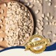 Ein Holzbrett mit rohen, geschälten Erdnüssen und verstreuten Erdnüssen in der Nähe, mit einem Abzeichen, das "Beste Qualität" liest.