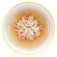 Schüssel mit zerkleinertem Hähnchen in Brühe, mit einem hellgelben Rand, ideal für Haustiermahlzeiten oder Leckereien.