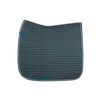 Dunkelgrünes, gestepptes Sattelpad mit einem weißen Besatz und einem grünen Riemen, flach gegen einen weißen Hintergrund präsentiert.