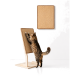 Getigerte Katze, die sich streckt und an einem freistehenden Sisal-Kratzbaum kratzt; oberhalb an der Wand montiertes rechteckiges Sisalpolster, weißer Hintergrund.