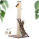 Getigerte Katze kratzt an einem hohen beigen Sisal-Kratzbaum mit „Made in Germany“-Etikett und zwei Seilbällen.