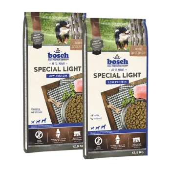Zwei Tüten Bosch Special Light Hundefutter, gekennzeichnet mit "Niedriger Proteingehalt," mit einem Hundebild, Nährwertangaben und einem Gewicht von 12,5 kg.