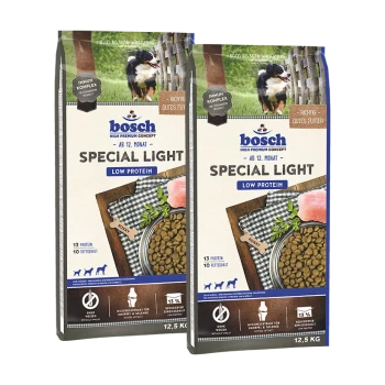 Zwei Tüten Bosch Special Light Hundefutter, gekennzeichnet mit "Niedriger Proteingehalt," mit einem Hundebild, Nährwertangaben und einem Gewicht von 12,5 kg.