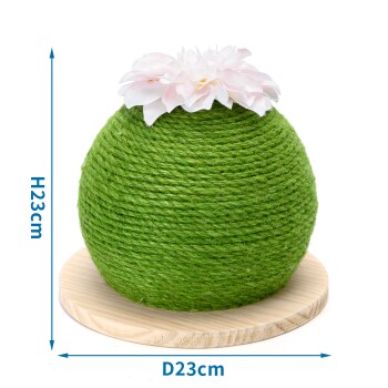 Grüner Katzenkratzbaum in Form einer Kugel, geschmückt mit rosa Blumen, mit den Maßen H23cm und D23cm, auf einem Holzsockel.