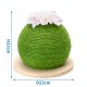 Grüner Katzenkratzbaum in Form einer Kugel, geschmückt mit rosa Blumen, mit den Maßen H23cm und D23cm, auf einem Holzsockel.