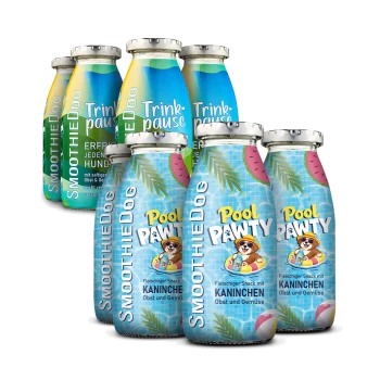 SmoothieDog‑Flaschen mit blauem „Pool Pawty“‑ und grünem „Trinkpause“‑Etikett; sichtbarer Text „SmoothieDog“ und „Kaninchen“.
