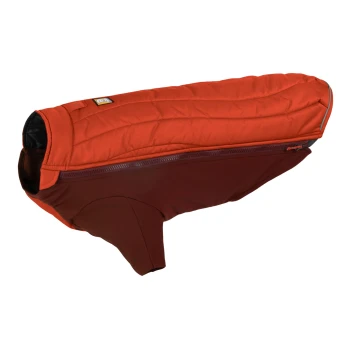 Eine lebendige orangefarbene Hundejacke mit einem gesteppten Design und einem braunen unteren Abschnitt, mit einem Reißverschluss und einem kleinen Logo-Patch.