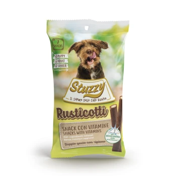 Hundesnackverpackung mit einem glücklichen braunen Hund, beschriftet mit 'Stuzzy Rusticottti', mit Text, der Vitamine und natürliche Zutaten hervorhebt.