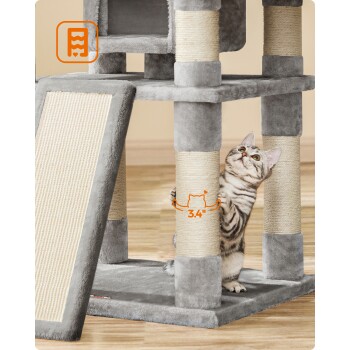 Eine verspielte graue getigerte Katze kratzt an einem hohen Katzenbaum mit Sisalpfosten und einer plüschigen Basis, die 3,4 Zoll hoch ist.