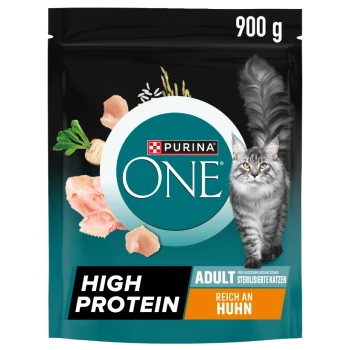 Purina ONE 900 g Katzenfutterbeutel mit grauer Langhaarkatze, Hühnerstücke; Text 'HIGH PROTEIN', 'ADULT', 'REICH AN HUHN'.
