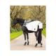 Ein schwarzes Pferd steht auf einem Schotterweg, trägt eine elegante weiße Satteldecke und Beinschutz, umgeben von Bäumen in einer ruhigen Umgebung.