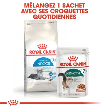 Emballage de nourriture pour animaux Royal Canin présentant de la nourriture sèche "Home Life Indoor 7+" et de la nourriture humide "Instinctive 7+", avec un texte promouvant les options de mélange.