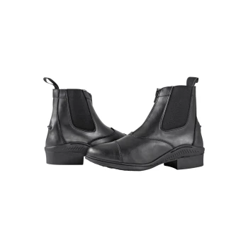 Schwarze Reitstiefel mit elastischen Seitenpaneelen und niedrigem Absatz, von vorne auf einem weißen Hintergrund präsentiert.