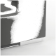 Nahaufnahme eines grauen Hundebettes mit schlankem Design, das eine glatte, lederähnliche Textur und eine glänzende silberne Basis aufweist.