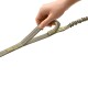 Hand hält olivgraue Bungee-Hundeleine mit gepolstertem Griff, reflektierenden Nähten und gelbem 'HUNTER'-Anhänger.