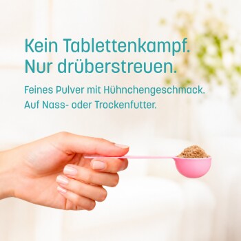 Hand hält einen rosa Messlöffel mit braunem Tierpulver; deutscher Text: 'Kein Tablettenkampf. Nur drüberstreuen.'