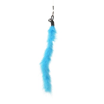 Jouet teaser pour chat avec plume bleue duveteuse, petite clochette argentée et capuchon noir, suspendu à une fine ficelle sur fond blanc.