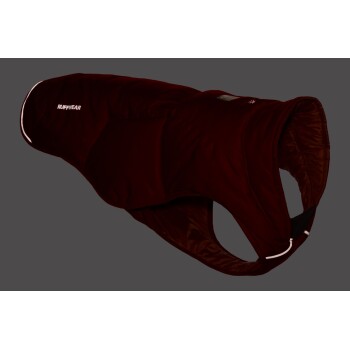 Eine kastanienbraune Hundejacke von Ruffwear, mit reflektierenden Akzenten und einem engen Design, vor einem grauen Hintergrund präsentiert.