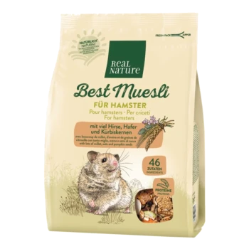 Packung von Real Nature Best Muesli für Hamster, mit einer niedlichen Hamsterillustration, mit Text, der die Zutaten und ernährungsphysiologischen Vorteile beschreibt.