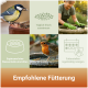 Collage von Gartenvögeln, Vogelbad und einer Person beim Reinigen - Text: Empfohlene Fütterung; Täglich streuen; Wasser hinzufügen; Futterstellen reinigen