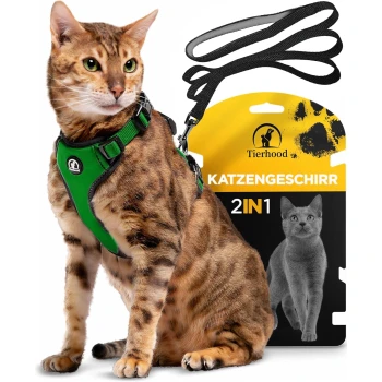 Eine Bengal-Katze mit einem grünen Geschirr sitzt neben einer Verpackung mit der Aufschrift "Tierhood 2IN1 Katzengeschirr", die ein Bild einer grauen Katze zeigt.
