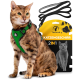 Eine Bengal-Katze mit einem grünen Geschirr sitzt neben einer Verpackung mit der Aufschrift "Tierhood 2IN1 Katzengeschirr", die ein Bild einer grauen Katze zeigt.