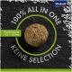 Une seule croquette pour animaux sur une surface sombre avec '100% TOUT EN UN', 'AUCUNE SÉLECTION', et taille 'Diamètre 12 – 15 mm.'