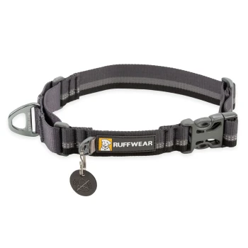 Web Reaction™ Halsband grau XL Ein graues Hundehalsband von Ruffwear mit einem reflektierenden Streifen, einer Kunststoffschnalle und einem Etikett mit einem Glockenverbotssymbol.