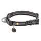 Ein graues Hundehalsband von Ruffwear mit einem reflektierenden Streifen, einer Kunststoffschnalle und einem Etikett mit einem Glockenverbotssymbol.