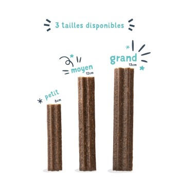 Trois bâtonnets de friandises pour animaux de compagnie affichés en tailles variées : petit (8 cm), moyen (12 cm) et grand (13 cm), avec un texte ludique indiquant les tailles.